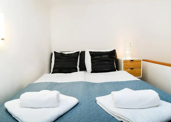 Central & Colorful Studio With Air Conditioning